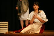 Dominique Lüthi - hier als Magd Grusche im Stück «Der kaukasische Kreidenkreis» - spiel in «Anythyng goes» die Gangsterbraut Erma. (Bild: Archiv Manuela Jans / Neue LZ)