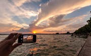 Sonnenuntergang am Zugersee beim Restaurant Schiff. (Bild: Leserbild Daniel Hegglin)