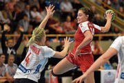 Debütierte mit 16 Jahren für die Schweiz: das ehemalige Zuger Toptalent Daphne Gautschi (am Ball). (Bild: Alexander Wagner (Olten, 1. Oktober 2017))