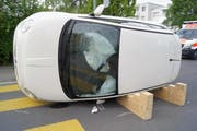 Nachdem die Frau von der Strasse abkam, kollidierte sie mit einem Poller und kippte anschliessend auf die Seite. (Bild: Zuger Polizei)