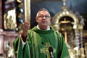 Offenbar sagte Pfarrer Bucheli, er sehe ein, dass er den Bischof in eine schwierige Lage gebracht habe und nicht in Bürglen bleiben könne. Das Bild stammt aus dem Gottesdienst vom vergangenen Sonntag. (Bild: Nadia Schärli / Neue LZ)