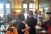 Die Luzerner Parlamentspräsidentin Laura Grüter gratuliert Beat Züsli. (Bild: Neue LZ)