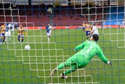 Der Zürcher Runar Mar Sigurjonsson, rechts, bezwingt den Luzerner Torhüter David Zibung, rechts, mit einem Penalty zum 2-1 für GC. (Bild: KEYSTONE/Walter Bieri)