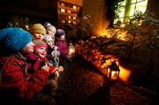 Die Kinder lieben das Weihnachtsfenster bei der Montessori-Schule. (Bild: Stefan Kaiser / Neue ZZ)
