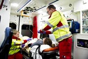Blick in ein Ambulanzfahrzeug des Luzerner Kantonsspitals mit den Rettungssanitätern Thomas Brunner (links) und Michael Hediger (Symbolbild). (Bild Corinne Glanzmann)