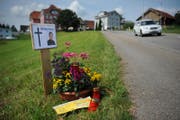 Blumen erinnerten in Hohenrain 2009 an die brutale Tat. (Bild: Boris Bürgisser (Hohenrain, 9. August 2009))