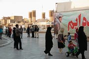 «Euer Blut ist nicht umsonst geflossen»: Porträt eines gefallenen Soldaten aus dem Ersten Golfkrieg in der zentraliranischen Stadt Yazd. (Bild: Michael Wrase (15. November 2017))