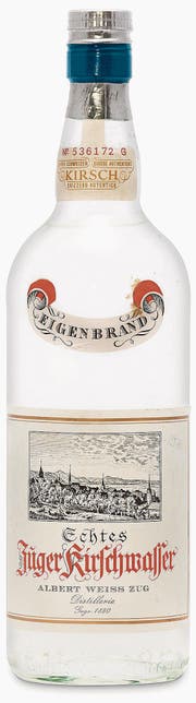 Flasche «Echtes Zuger Kirschwasser, Eigenbrand» der Destillerie «Albert Weiss Zug», um 1950. (Bild: Firmenarchiv Weiss, Cham)