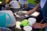 In Baar wurde eine Haushaltshilfe verhaftet. Im Symbolbild: Eine Frau bei der Hausarbeit. (Bild: KEYSTONE/Gaetan Bally)