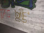 Die versprayte Wand des Fussgängertunnels in Erstfeld. (Bild: Kantonspolizei Uri)