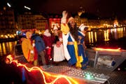 Bruder Fritschi und sein Gefolge legen mit ihrem Boot ab und machen sich auf in die dunkle Nacht. (Bild: Boris Bürgisser / Neue LZ)