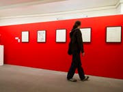 Ein Fumetto-Besucher in einem Ausstellungsraum des Festivals (Bild: Keystone)