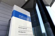 Beim Eingang zum Kantonsgericht an der Aabachstrasse in Zug. (Bild: Werner Schelbert, 24.06.2016)