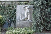 Erhalten hat sich das Brunnenrelief «Auferstehender». Dieses steht seit 1956 etwas versetzt an der Stützmauer. (Bild: Werner Schelbert (28. März 2017) / PD)