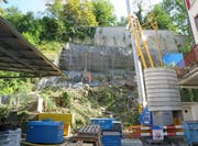 Der überhängende Fels wird mittels drei Betonpfeilern und diversen Felsankern abgestützt. (Bild: pd)