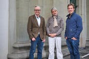 Christoph Risi vom Verein Freilichtspiele Luzern, Regisseur Thomas Schulte-Michels und Intendant Benedikt von Peter vor der Jesuitenkirche. (Bild: Ingo Höhn / Luzerner Theater)