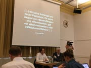 An der Pressekonferenz vom Dienstag wurde das Enthüllungsbuch vorgestellt. Am Tisch vorne links im weissen Hemd sitzt der Buchautor Markus Zangger, daneben Hugo Stamm. (Bild: Livio Brandenberg / LZ)