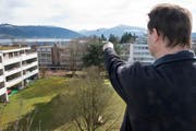 Jens Kordetzky zeigt auf das Nachbarshaus, auf dem die Antenne gestellt werden soll. (Bild: Maria Schmid / Neue ZZ)