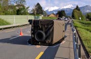 Noch ist unklar, weshalb das Fahrzeug umgekippt ist. (Bild: Geri Holdener, Bote der Urschweiz)