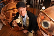 Eckhard Schwöbel stemmt in der Rathaus Brauerei eines seiner Biere. (Bild Eveline Bachmann/Neue LZ)