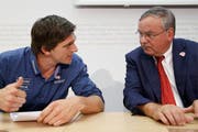 Skicrosser Mike Schmid (links) mit Jean-Francois Rime (SVP) an einer Medienkonferenz zum Thema «Nein zur Aufhebung der Wehrpflicht». (Bild: Keystone)