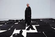 Die Designerin Christa de Carouge inmitten von Stücken ihrer Ausstellung im Kunsthaus Zug. (Bild: Werner Schelbert (16. November 2017))