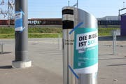 Diverse Plakate, die im Rahmen der Thesenanschlags-Aktion der Schweizerischen Evangelischen Allianz am Südbahnhof Emmenbrücke angebracht wurden. (Bild: Lucien Rahm (Emmenbrücke, 31. Oktober 2017))