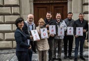 Setzen sich für den Erhalt des Spital Sursee an ihrem jetzigen Standort ein: Die IG Spital Region-Landschaft, links im Bild die stellvertretende Staatsschreiberin Michèle Bucher. (Bild: Nadia Schärli (Luzern, 8. Mai 2017))