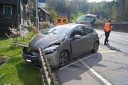 Das Auto stoppt in einem Gartenzaun. (Bild Zuger Polizei)