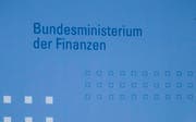 Der Schatten von Finanzminister Peer Steinbrueck ist am Montag, 20. Okt. 2008, im Finanzministerium in Berlin waehrend einer Pressekonferenz nach einer Sondersitzung des Kabinetts zu sehen. Das Kabinett hat eine Rechtsverordnung zum Bankenrettungspaket beschlossen. (AP Photo/Markus Schreiber) --- The shadow of German Finance Minister Peer Steinbrueck is seen during a news conference about a special meeting of the German cabinet in Berlin on Monday, Oct. 20, 2008. The cabinet on Monday decided about additional terms and conditions to a law to restore confidence in the battered financial system. (AP Photo/Markus Schreiber) (Bild: Markus Schreiber (AP))