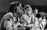 Rudi Dutschke, einer der Führer der Außerparlamentarischen Opposition (APO) in der Bundesrepublik Deutschland Ende der sechziger Jahre, spricht in der Stadthalle vor knapp 2000 Zuhörern auf einer Wahlkundgebung der Bremer «Grünen Liste». Er trat entschieden gegen den Bau und Betrieb von Kernkraftwerken ein. (Bild: Keystone/Werner Schilling (Bremen, 2. Oktober 1979))