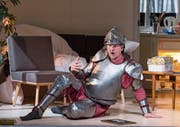 Am Boden und dennoch überragend: Claudio Otelli in der Titelrolle. (Bild: Ingo Höhn/Luzerner Theater)