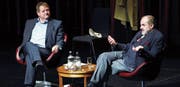 Schauspieler Hanspeter Müller-Drossaart (links) und Psychoanalytiker Peter Schneider im Gespräch. (Bild: Werner Schelbert (Zug, 28. November 2017))