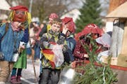 Zufriedene Kinderaugen, originelle Kostüme und das laute Schränzen der Guggenmusigen – was will man mehr? (Bilder: Maria Schmid (Hünenberg, 28. Februar 2017))