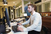Nachtportier Jonas Portmann am Empfang des Seminarhotels Unterägeri. (Bild: (Unterägeri, 14. Juli 2017))