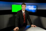 Tele-1-Moderator Thomas Erni moderiert die Nachrichten. (Bild: Pius Amrein)