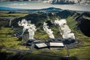 Das isländische Geothermiekraftwerk Hellisheidi: Hier wird CO2 aus der Luft in Stein verwandelt. (Bild: Arni Saeberg)