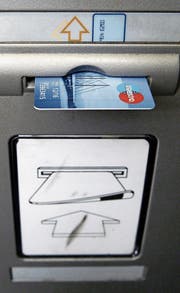 Bargeld beziehen und horten – seit der Finanzkrise ein bekanntes Phänomen. (Symbolbild: Walter Bieri/Keystone)