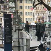 Diese zwei Stabsoffiziere aus China posierten vor der Kapellbrücke. (Bild: Leserbild/Nicolas A. Rimoldi)