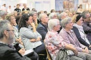 Reger Zuspruch: Über 200 Besucherinnen und Besucher fanden sich auf der Allmend zur Podiumsdiskussion ein. (Bild: Eveline Beerkircher)