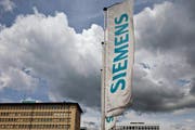 Symbolträchtig: Dunkle Wolken über dem Siemens-Areal in der Stadt Zug. (Bild: Keystone)