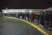 Von einem derartigen Kundenzulauf können Schweizer Detailhändler aktuell nur träumen: Warteschlange vor dem Elektronikgeschäft Best Buy in der US-Stadt South Portland am Black Friday des vergangenen Jahres. (Bild: Brianna Soukup/Getty)