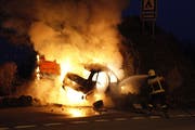 Die Frau hätte sich vermutlich nicht mehr aus eigener Kraft aus dem Wagen befreien können. (Bild: Geri Holdener / Bote der Urschweiz)