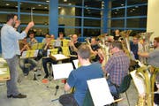 Eindruck vom Probenstart unter der Leitung von Michel Truniger: Die mit weiteren Musikern verstärkte Musikgesellschaft Schattdorf wird für die Tellspiele 2016 zum neu gegründeten Tellspiel-Orchester. (Bild PD)
