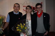 Die Co-Präsidenten der Juso Nidwalden, Mahir Suljovic (links) und Daniela Blättler, mit David Roth (rechts), Präsident der Juso Schweiz. (Bild: Kurt Liembd/Neue NZ)