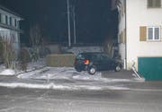 Das beschädigte, parkierte Auto, das vom unbekannten Unfallverursacher angefahren worden ist. (Bild Luzerner Polizei)