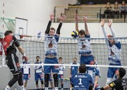 Der Luzerner Block mit Peer Harksen, Nick Amstutz und Luca Müller (von links) stellt sich in den Weg. (Bild: Manuela Jans-Koch (Luzern, 28. Januar 2018))