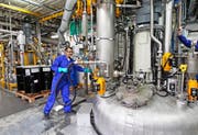 Ein Arbeiter des Bauchemie- und Klebstoffherstellers Sika bereitet an einem Reaktor die Mischung für die Herstellung eines Klebstoffs vor. (Bild: EQ/Moritz Hager)