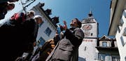 «Guide» Marilyn Buchmann erklärt die Geschichte des Zuger Zytturms. (Bild: Stefan Kaiser (29. April 2017))