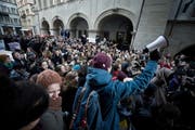 Das Bild aus dem Jahr 2013 dürfte sich am Montag wiederholen: Schüler und Lehrer demonstrieren vor dem Luzerner Regierungsgebäude gegen die geplanten Sparmassnahmen. (Bild Pius Amrein)